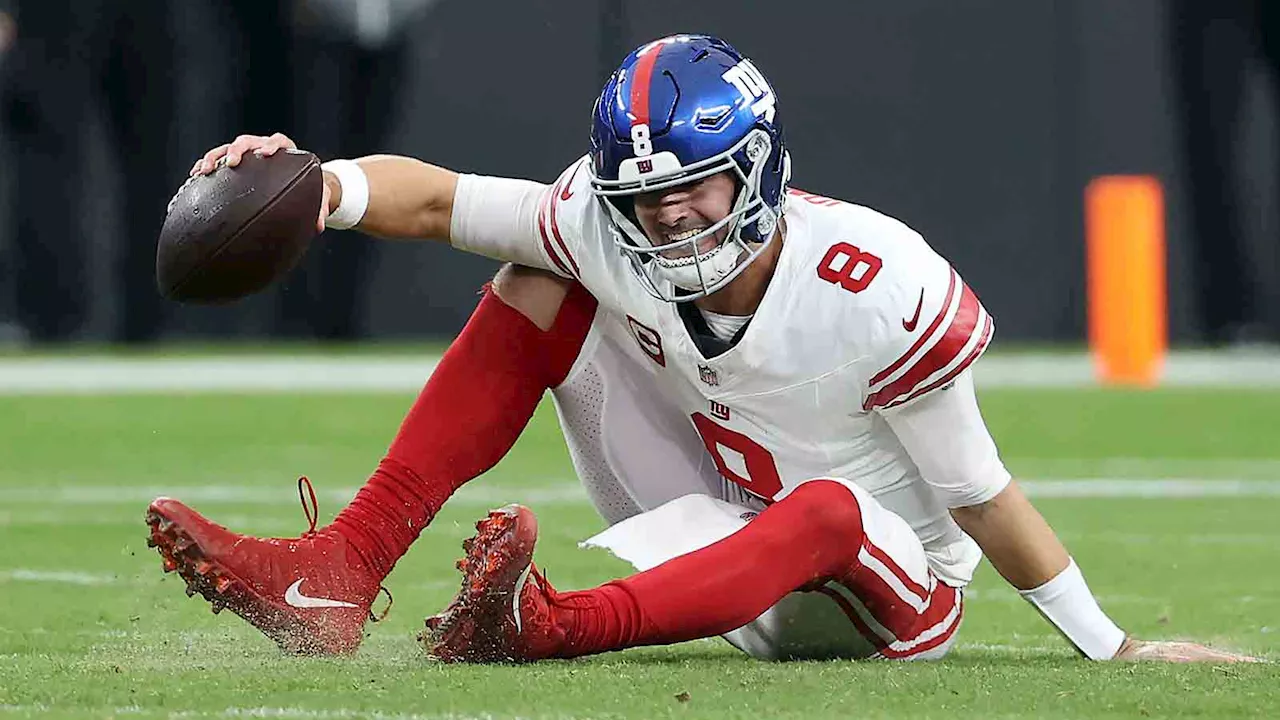 Giants quarterback Daniel Jones leaves game vs. Raiders with knee injury