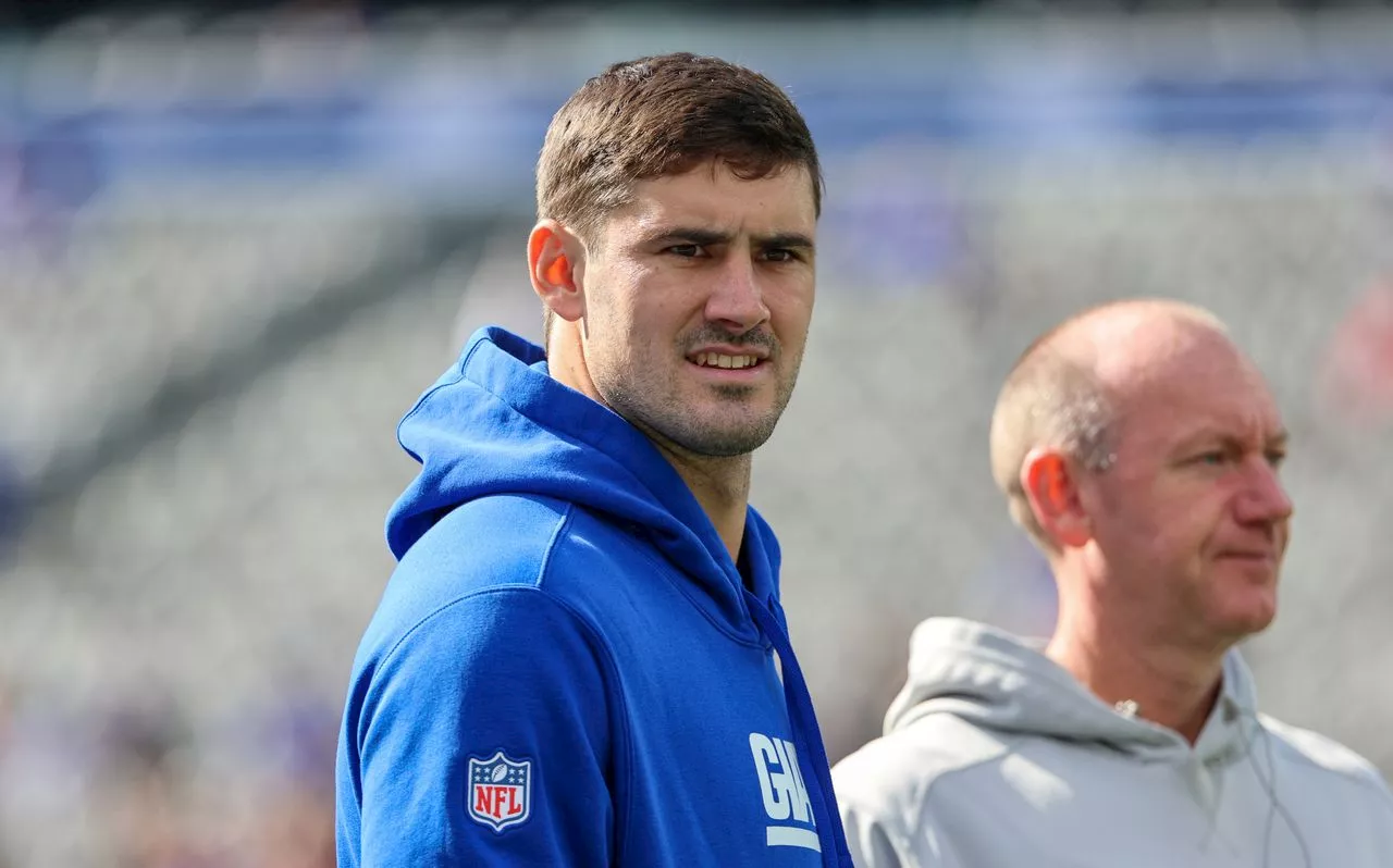 Giants Daniel Jones leaves game against Raiders in second quarter with apparent knee injury