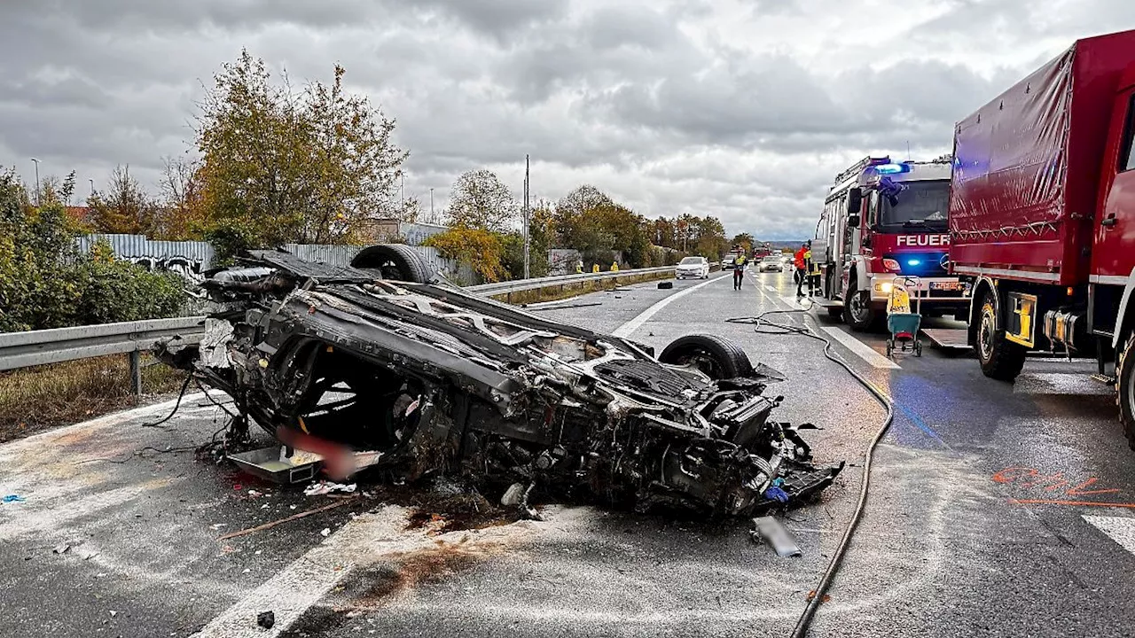 Bayern: Auto kracht gegen Metallwand: Fahrer stirbt bei Unfall