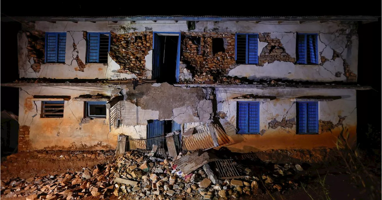 Sobbing relatives of Nepal quake victims prepare for cremations