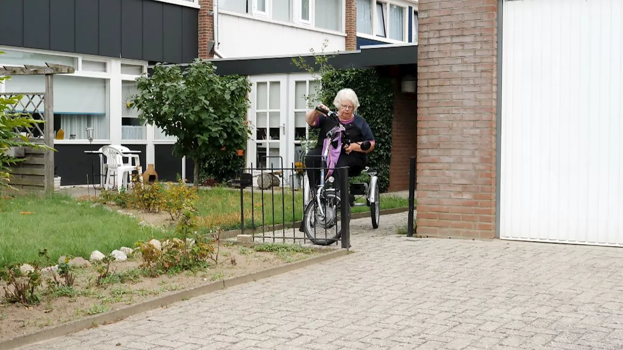 Op haar driewielfiets rijdt Miny (82) van hot naar her om mensen te bezoeken