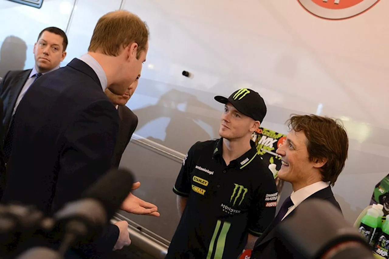 Prinz William überreicht Award an Bradley Smith