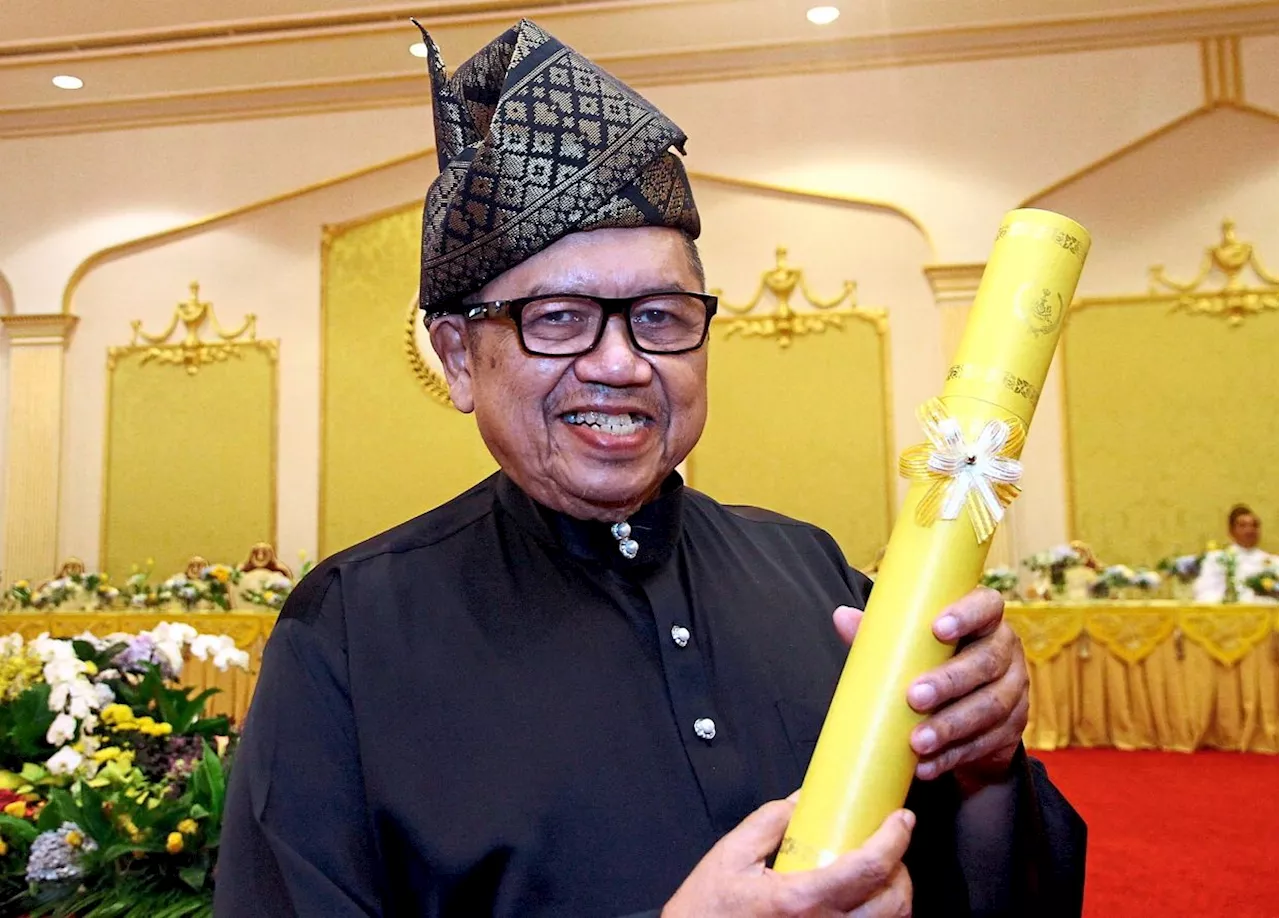 Lat conferred Seniman Diraja title