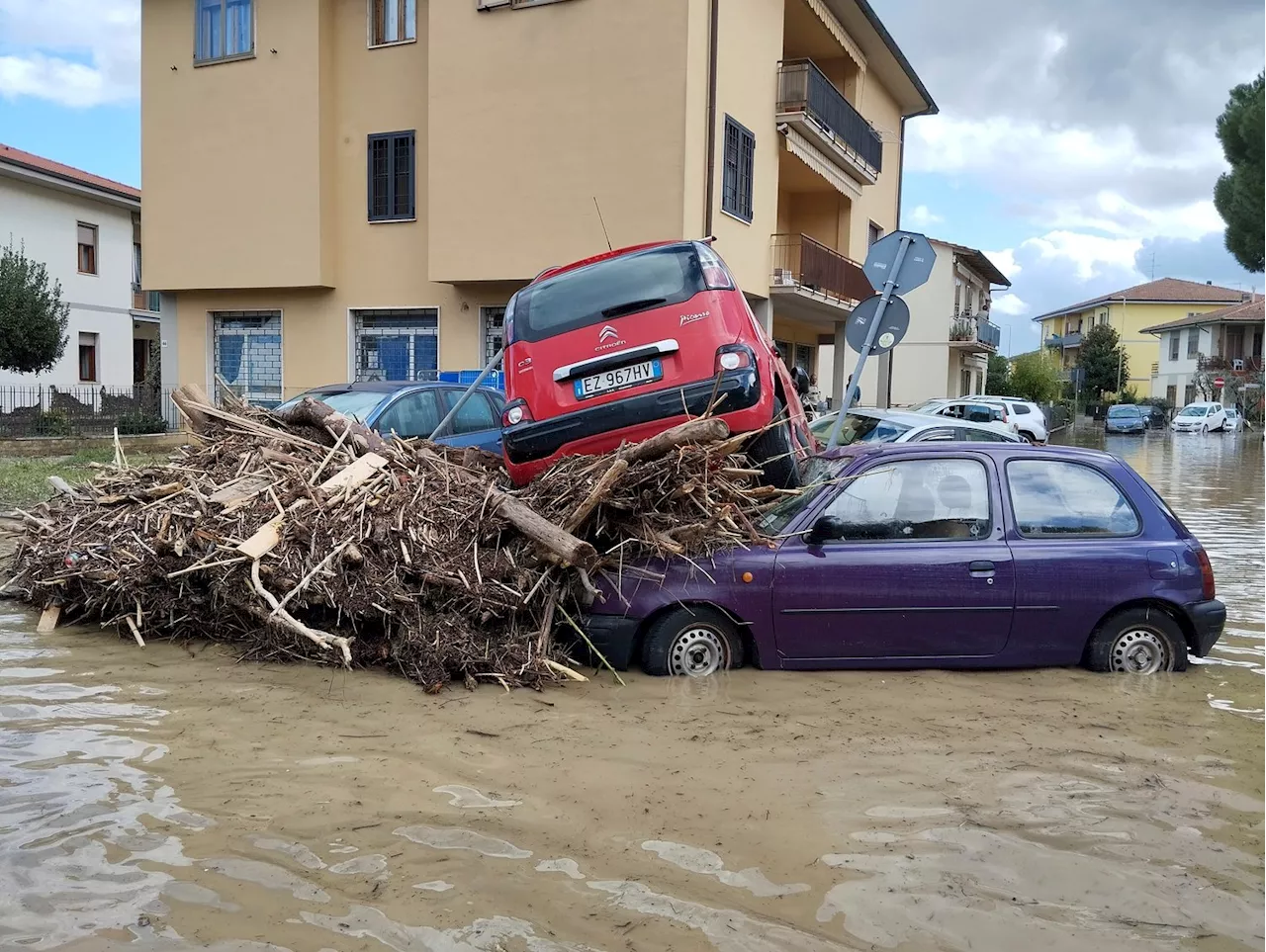 5000 isolert av flom i Toscana