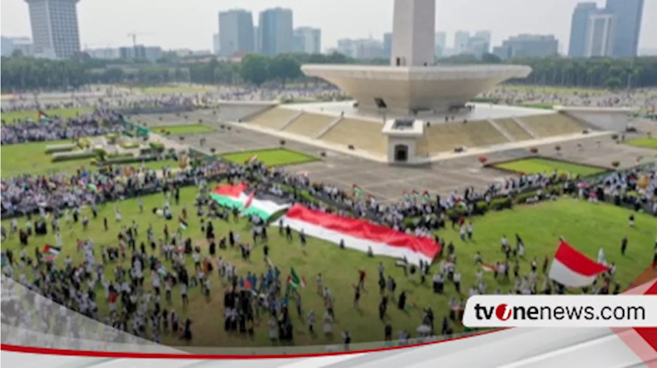 Massa Bersih-bersih Sampah Usai Aksi Bela Palestina di Monas Selesai