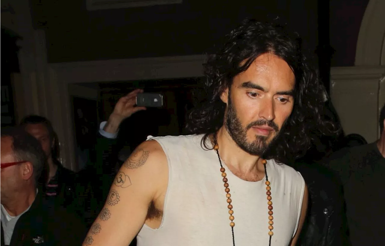 « Arthur, un amour de Milliardaire » : Une figurante poursuit Russell Brand pour agression sexuelle