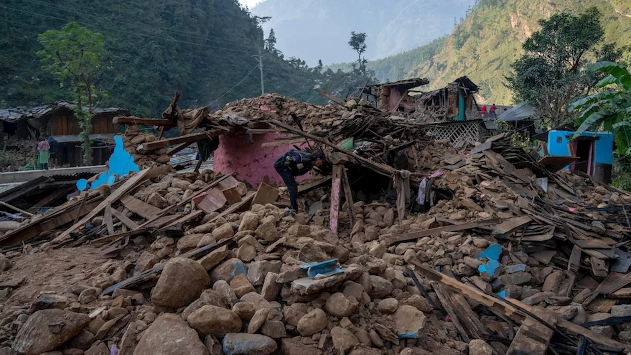 Aid trickles in to Nepal villages struck by earthquake