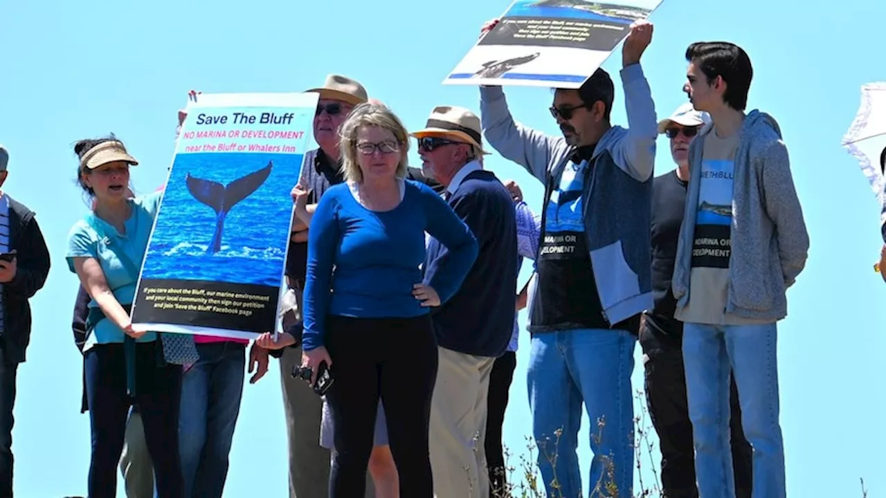 Victor Harbor mayor vows 'to lie in front of bulldozer' to prevent major Bluff marina project