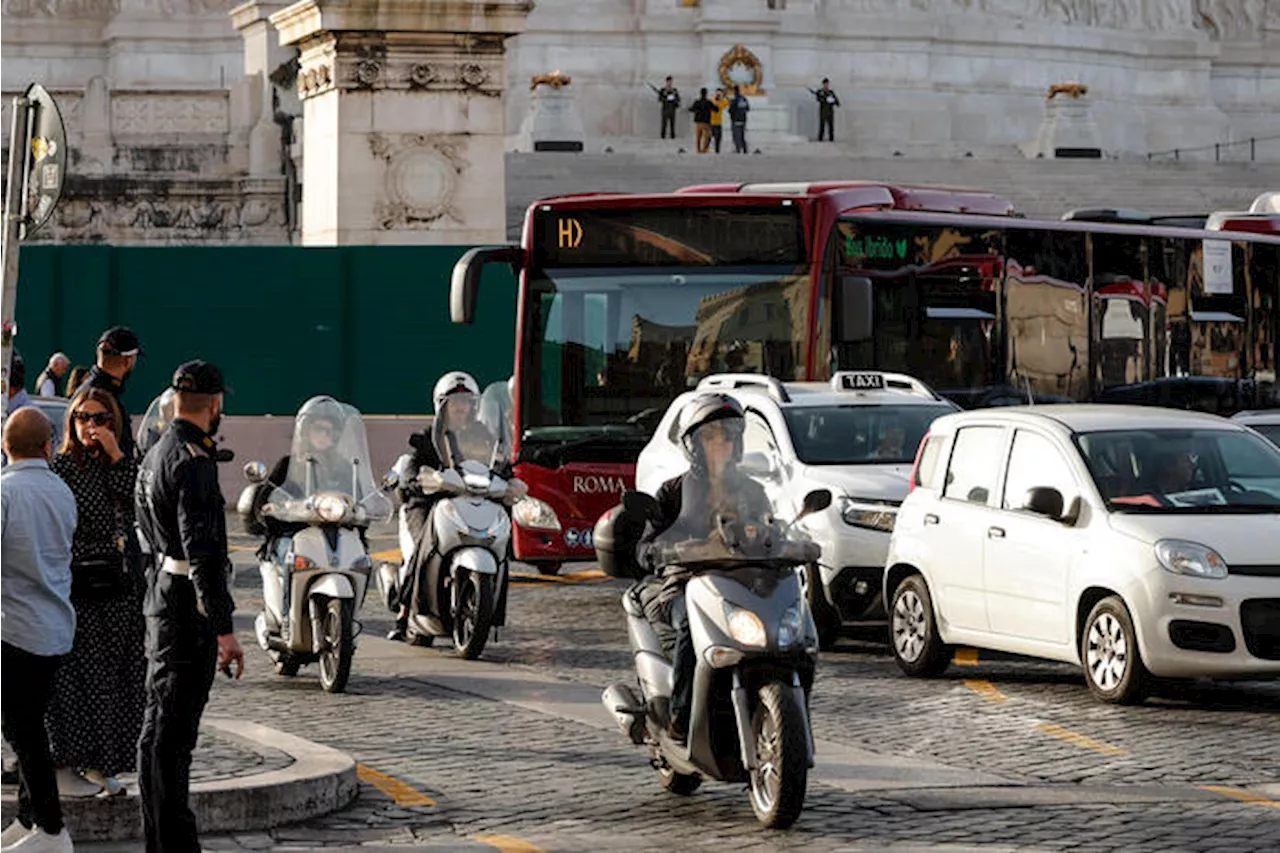 Migliora la mobilità sostenibile, ma l'auto fossile non cede