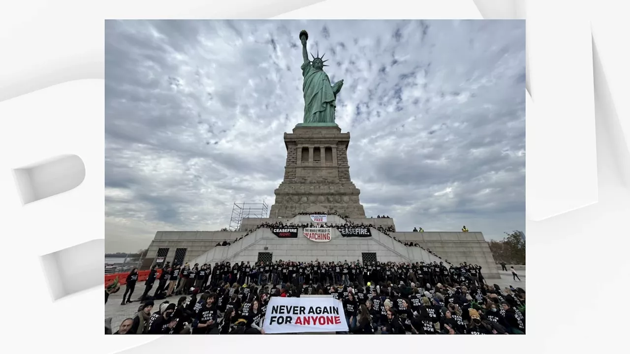 'Pas en notre nom': des militants juifs occupent la Statue de la Liberté pour réclamer un cessez-le-feu à...