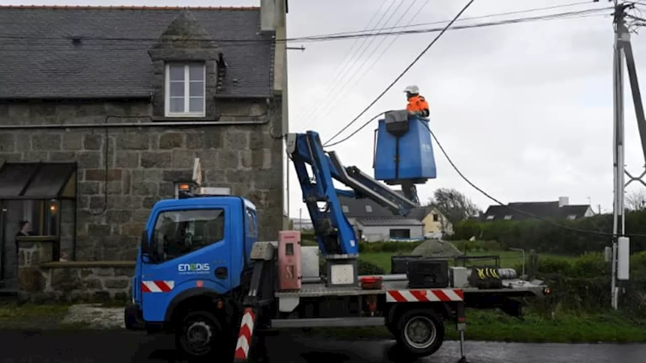 Tempête Ciaran: 73.000 foyers toujours privés d'électricité lundi soir en Bretagne et en Normandie