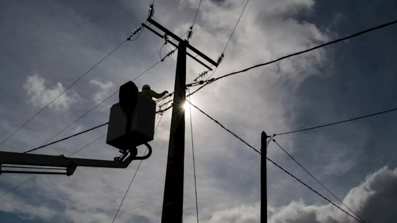 Tempêtes: 93.000 foyers toujours privés d'électricité en Bretagne et Normandie, 33.000 dans le sud-ouest