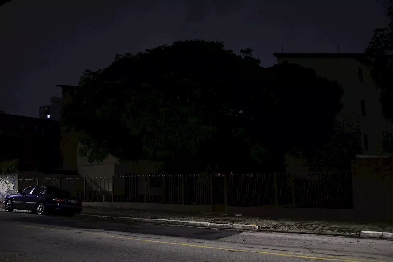 SP: Cerca de 500 mil clientes continuam sem luz 3 dias após chuva, diz Enel