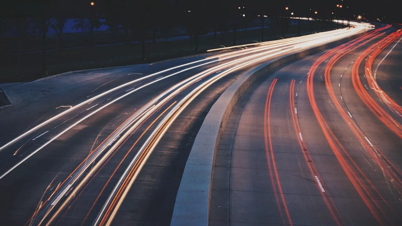 Telekom und Autobahn GmbH: Erster Funkmast direkt an der Autobahn geht in Betrieb