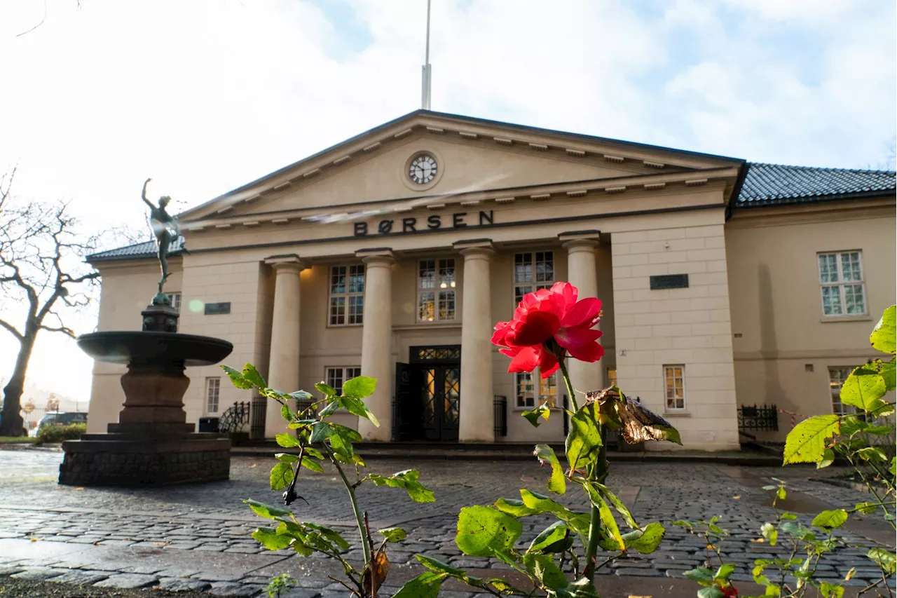 Oslo Børs åpner flatt - Norwegian-aksjen stiger