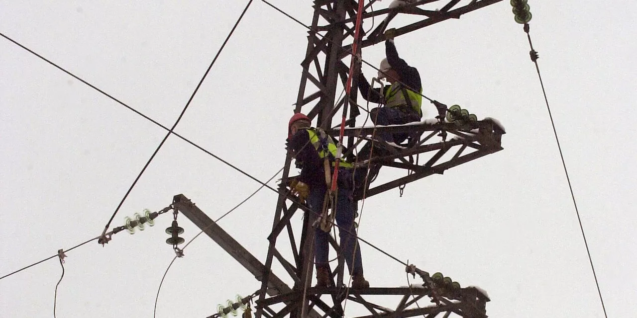 Tempêtes Ciaran et Domingos : 126.000 foyers restent privés d'électricité lundi matin