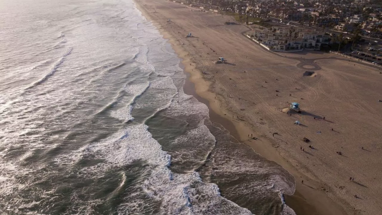 Shark sightings close section of Huntington Beach shoreline