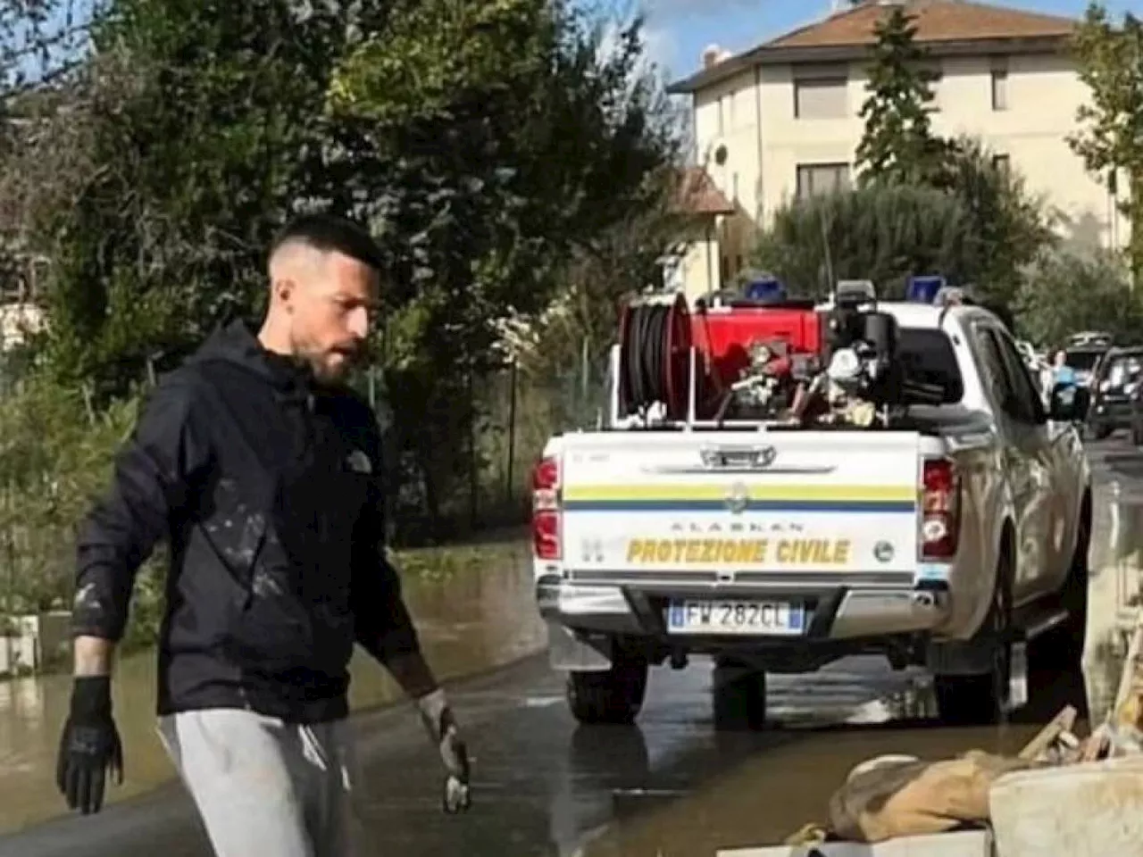 Spala il fango dopo l'alluvione: il cuore del capitano della Fiorentina Biraghi