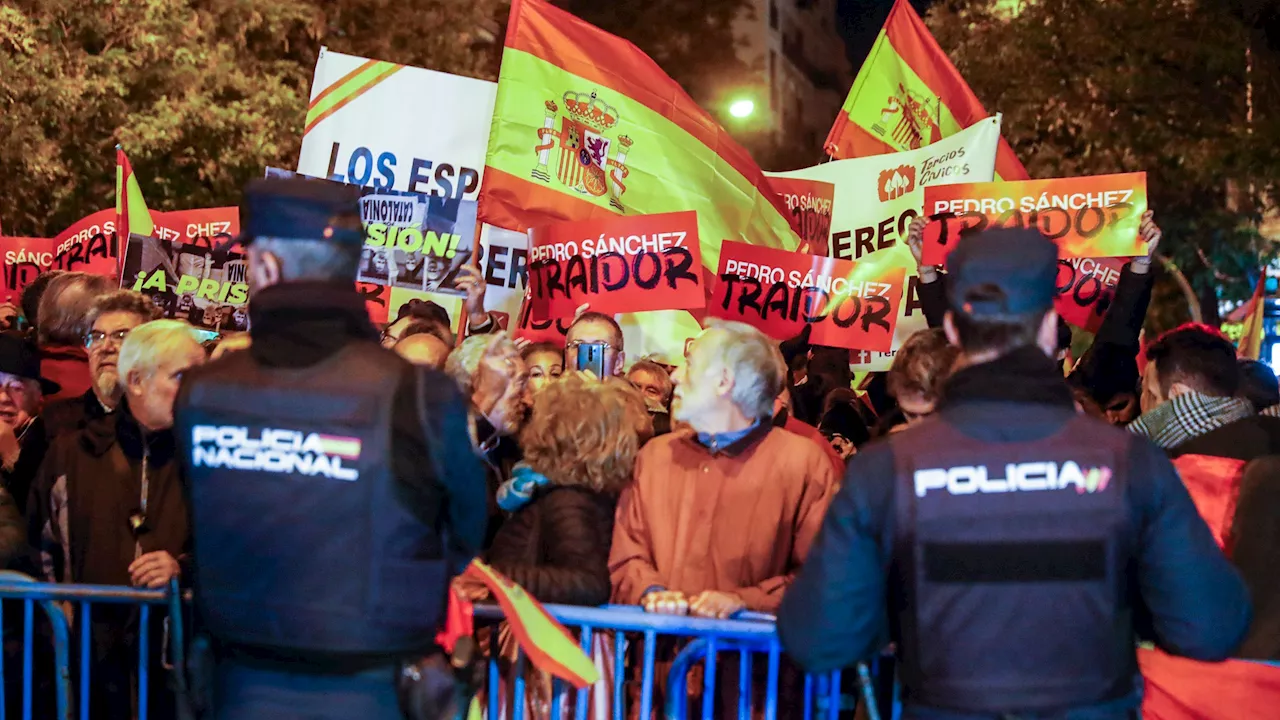 Santiago Abascal asiste a la protesta en Ferraz contra el pacto con independentistas