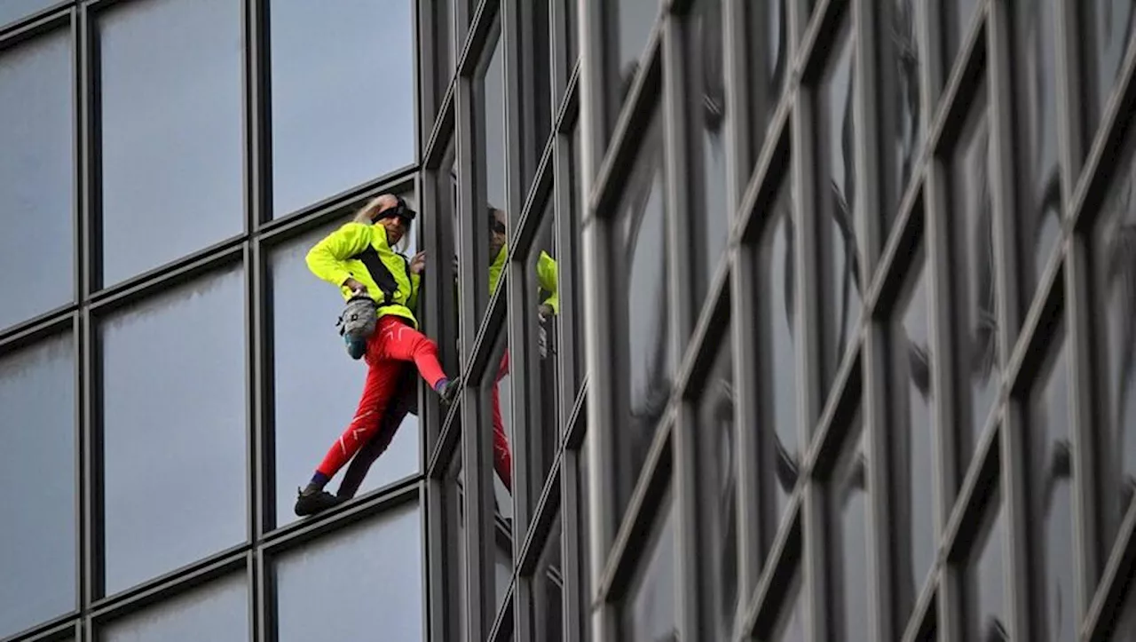 Guerre Israël-Hamas : Alain Robert, le 'Spiderman français' escalade une tour pour adresser un 'message de pai