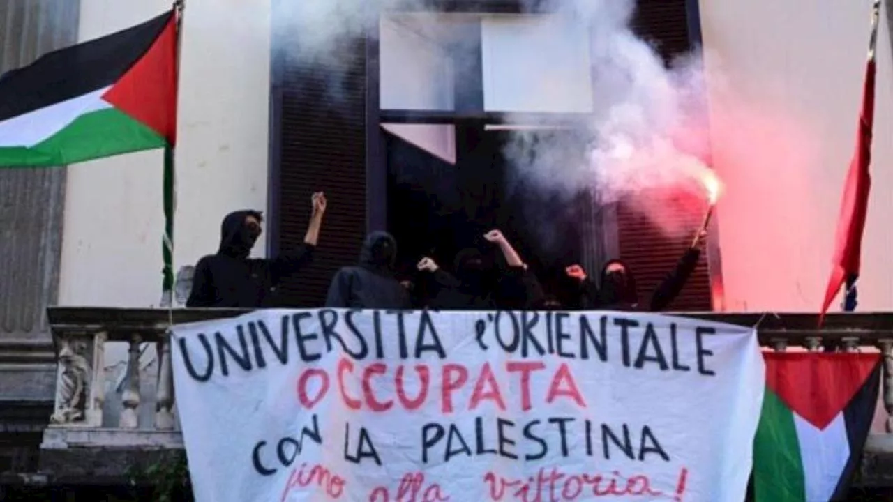 Napoli, gli studenti dell’Orientale, incappucciati, occupano l’università in sostegno alla Palestina