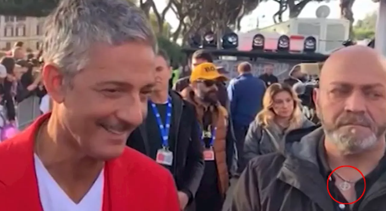 Fiorello, accanto allo showman spunta un uomo con una croce celtica al collo: la Rai corre ai ripari