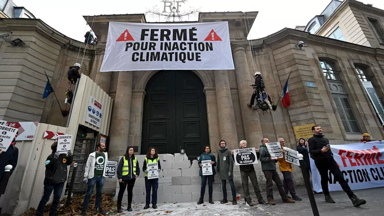 Paris : action coup de poing devant des ministères pour dénoncer « l’inaction climatique » du gouvernement