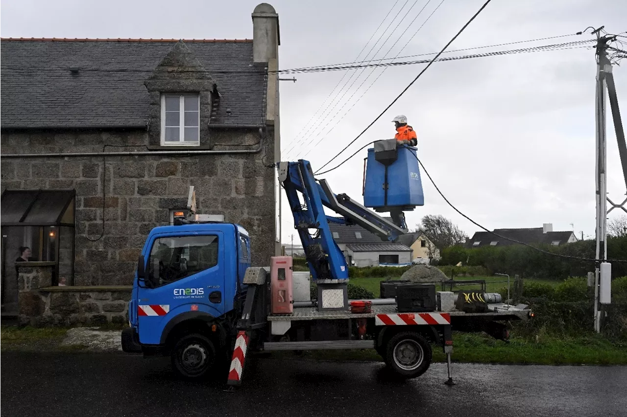 Tempêtes Ciaran et Domingos : 126.000 foyers restent privés d'électricité lundi matin