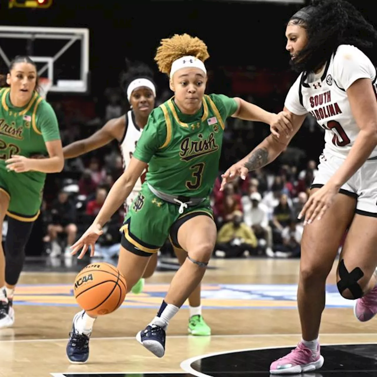 Le championnat universitaire de basket féminin (NCAA) a lancé sa saison à Paris lors d'un match de gala iné...