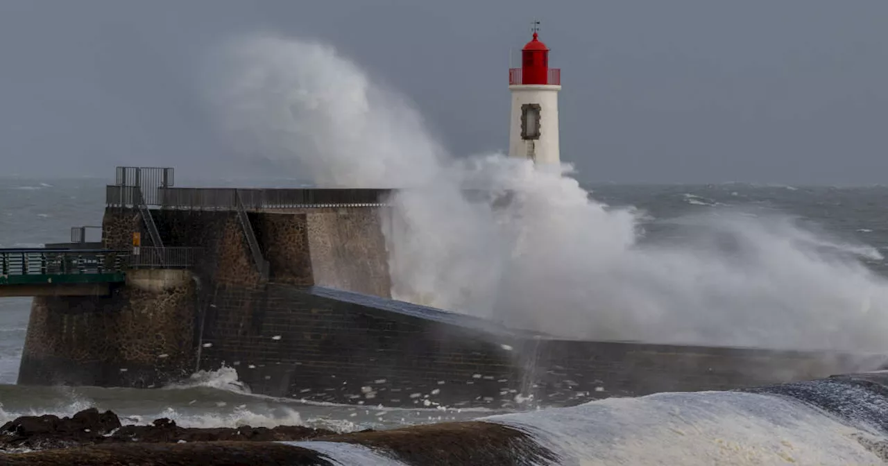 Tempête Ciaran : 73 000 foyers restent privés d’électricité ce lundi soir