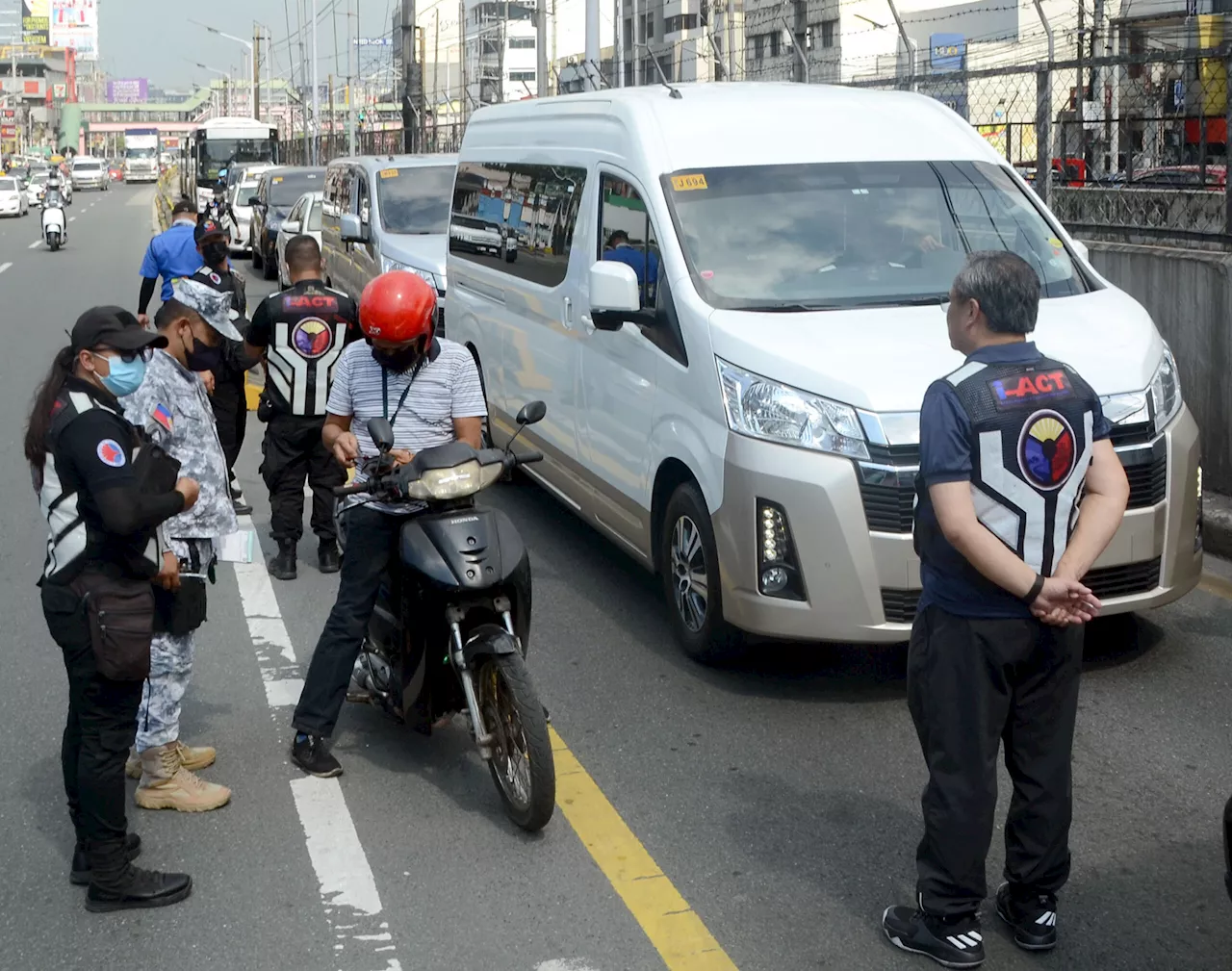 Higher penalties for cars using carousel lane