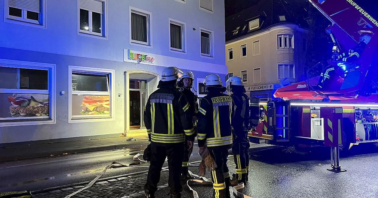 Straßensperrung im Bielefelder Westen - Brand in einer Burgerbude