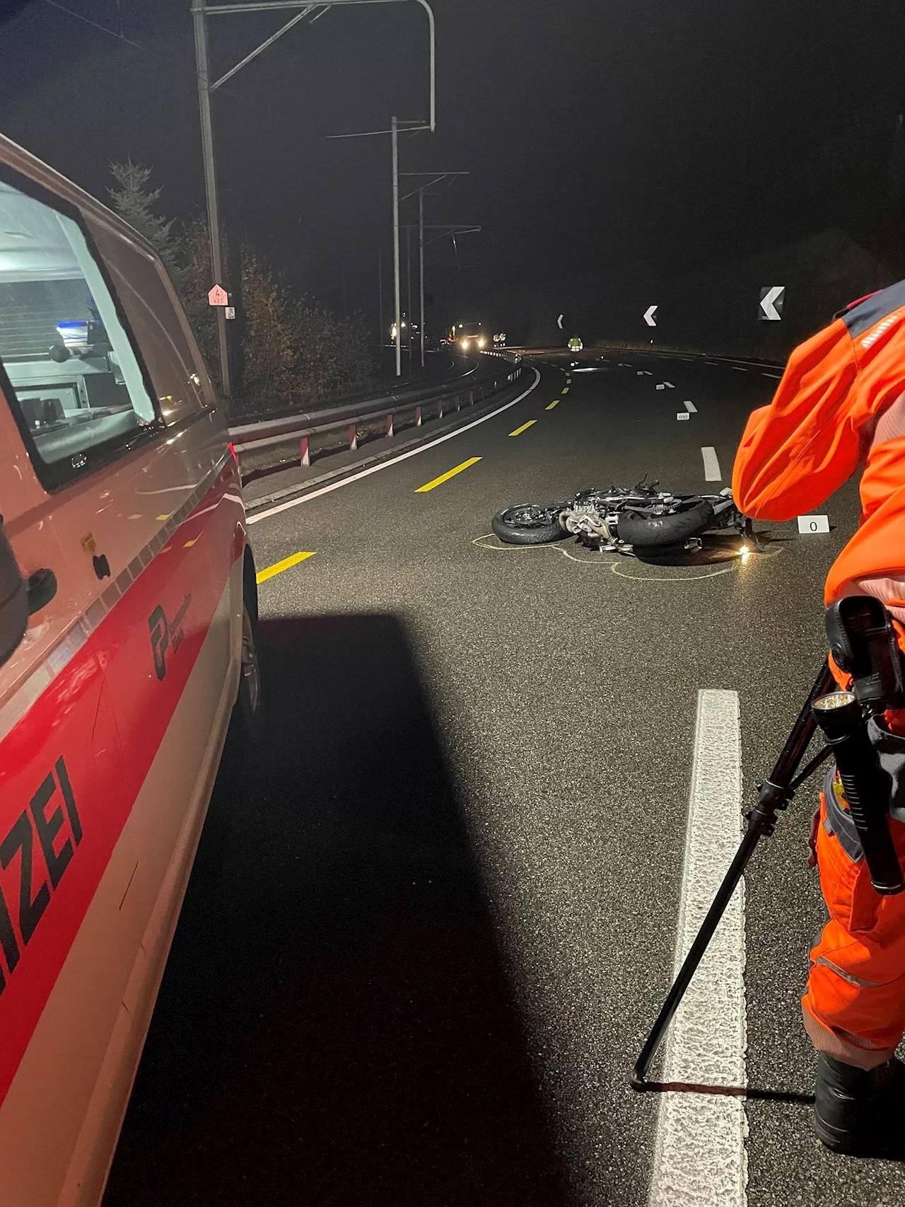 Langnau am Albis ZH: Motorradfahrer (†34) nach Sturz verstorben