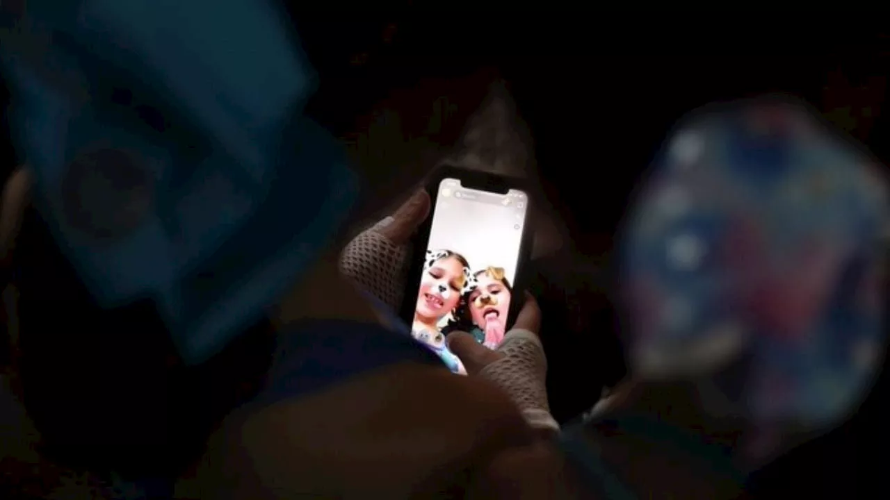Menores en peligro por 'chatbots' como My AI de Snapchat, con fácil acceso a contenidos para adultos