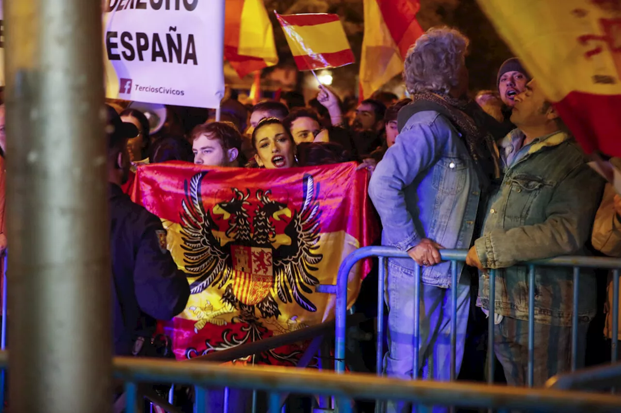 Seguidores ultras intentan asaltar la sede del PSOE en Ferraz en una protesta a la que asisten Abascal y García-Gallardo