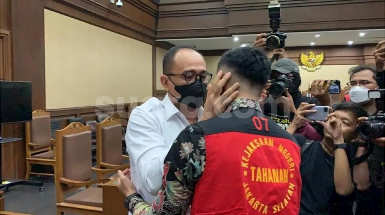 Tangis Pecah saat Anaknya jadi Saksi di Sidang, Rafael Alun Peluk Erat Mario Dandy