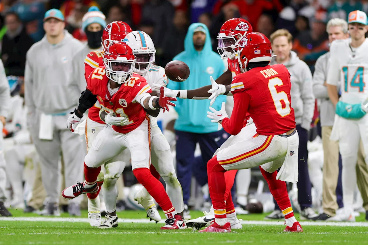 Chiefs defense steals the show — and the ball — from Tyreek Hill, Dolphins in Germany