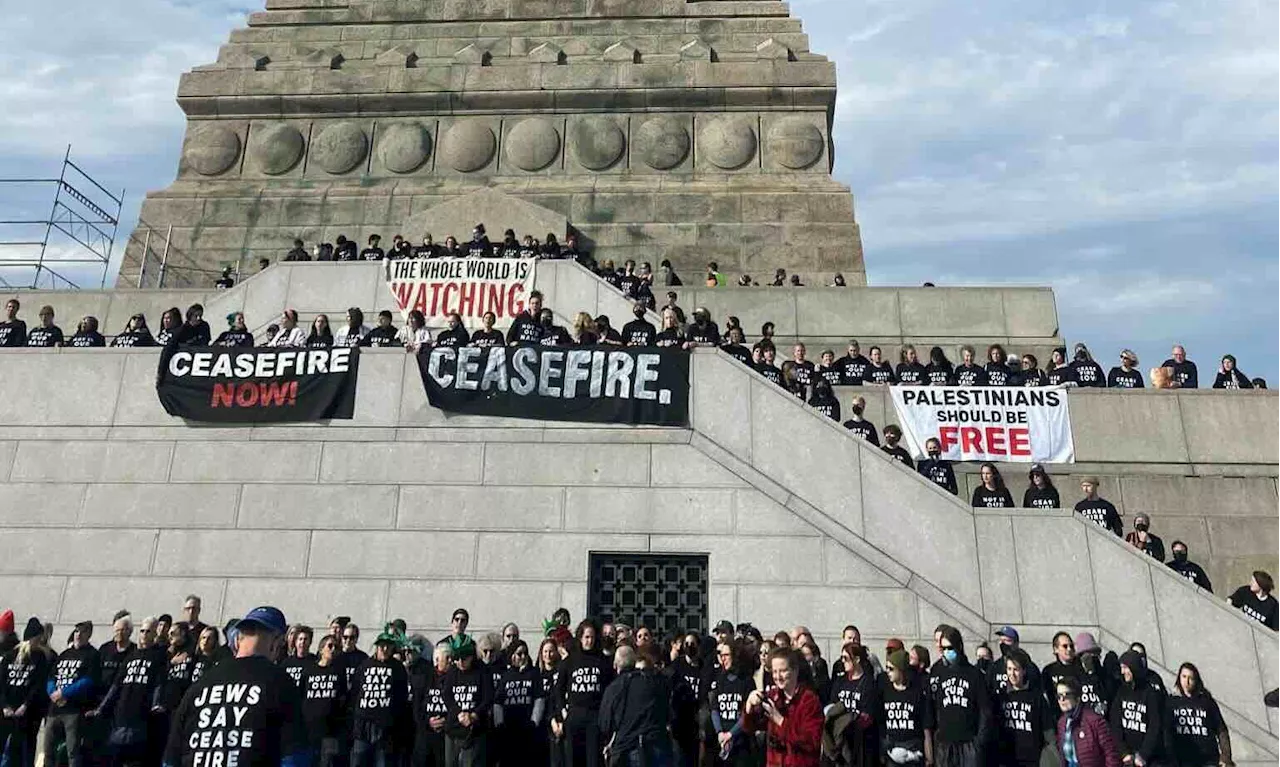 Jewish Voice for Peace Takes Over Statue of Liberty in Protest for Ceasefire