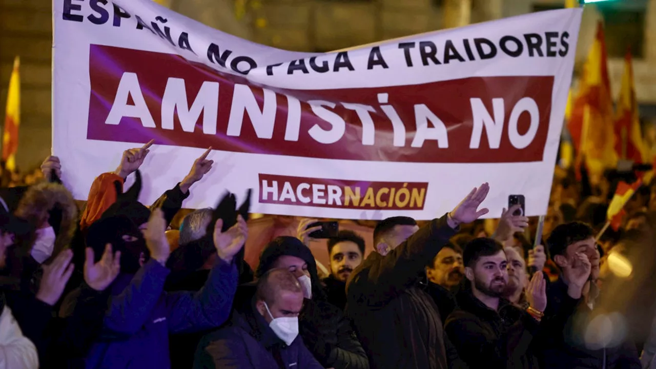 Cientos de manifestantes protestan en Ferraz contra la amnistía y los pactos del PSOE con el independentismo