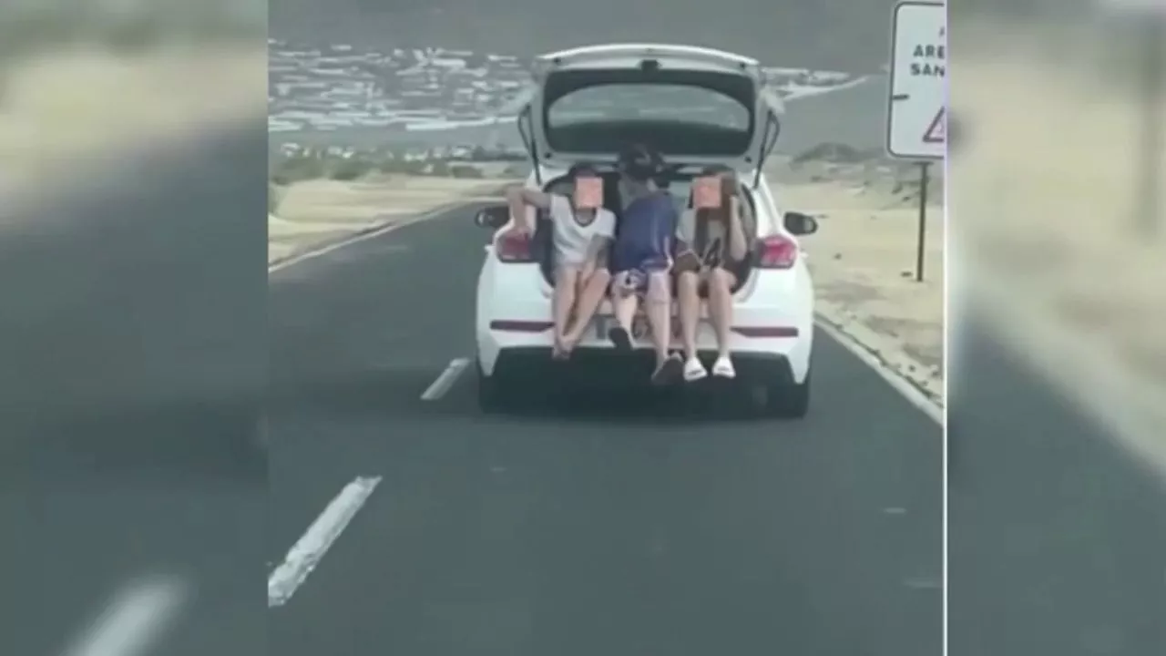 Peligrosa imprudencia en las carreteras de Canarias: tres jóvenes viajan en el maletero de un coche