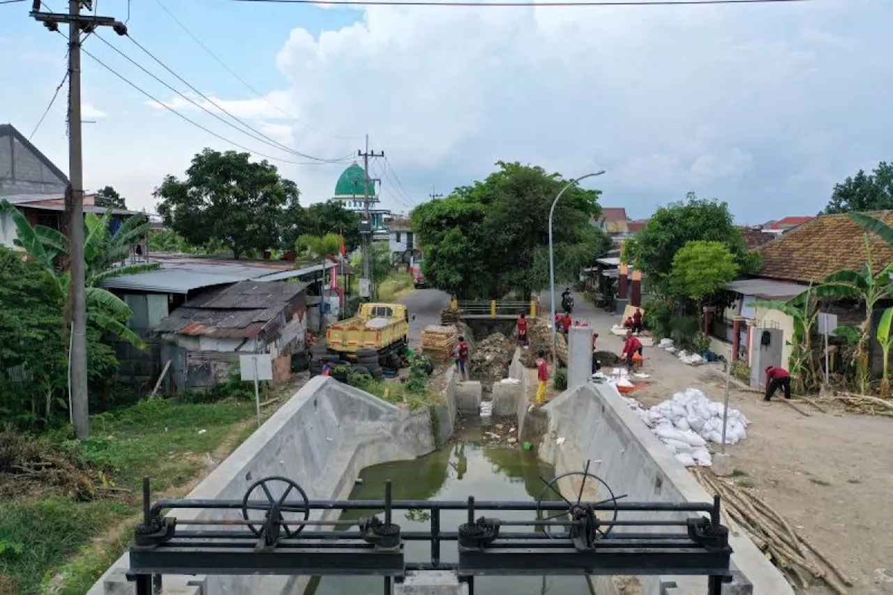 Pemkot Surabaya diminta percepat bangun saluran air jelang musim hujan