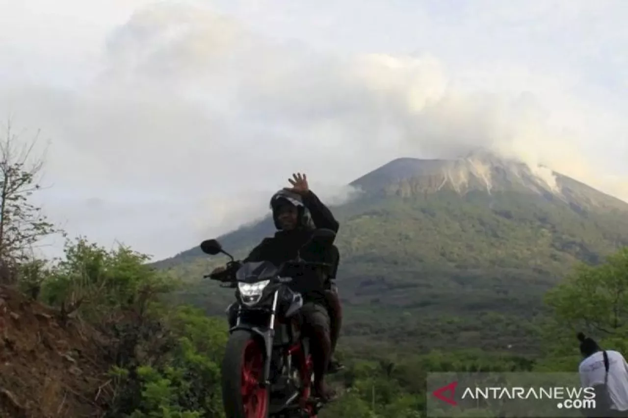 Tetap waspada, erupsi Gunung Ile Lewotolok di NTT masih fluktuatif