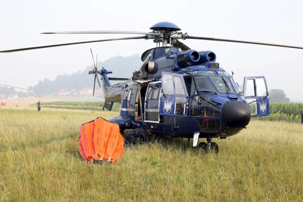 Vegetationsbrandbekämpfung aus der Luft – Brandenburger Feuerwehrkräfte, Bundespolizei und Bundeswehr üben gemeinsam