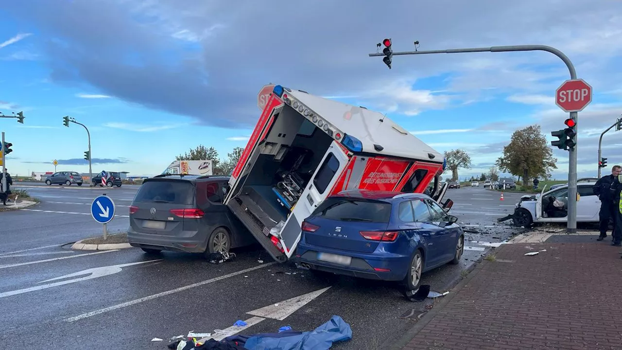 Kollision auf Kreuzung: Sieben Verletzte bei Unfall mit Rettungswagen