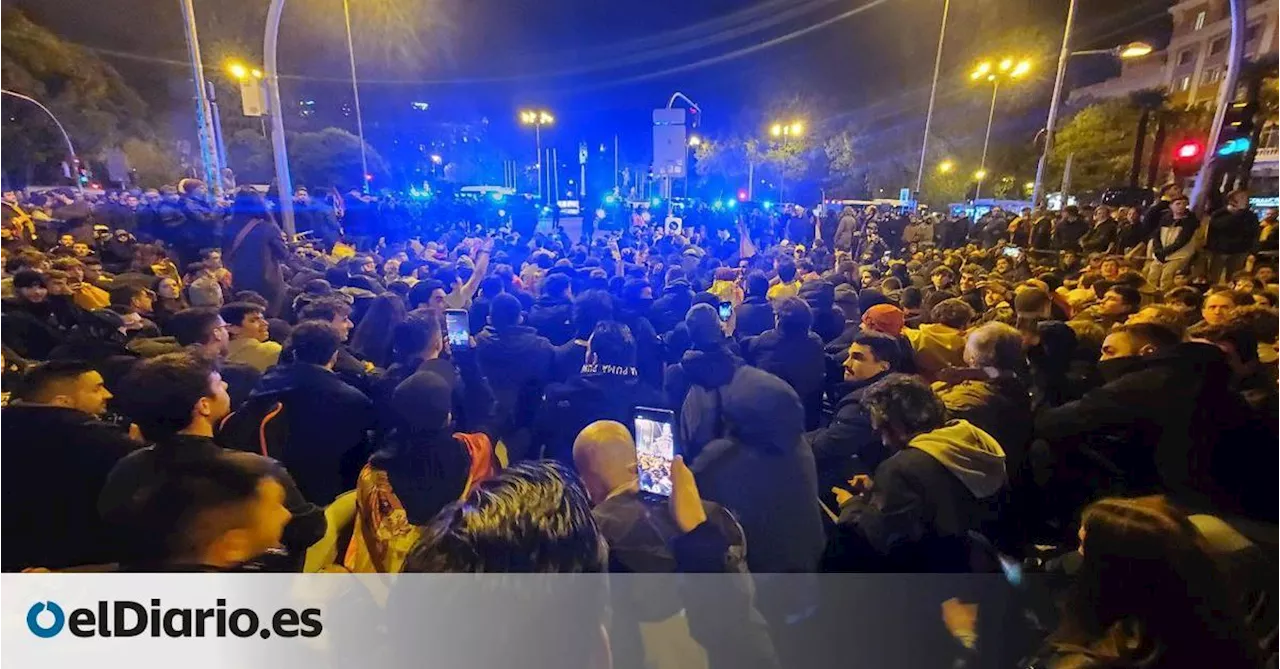 Manifestantes continúan la protesta en el Congreso guiados por Alvise y Esteve