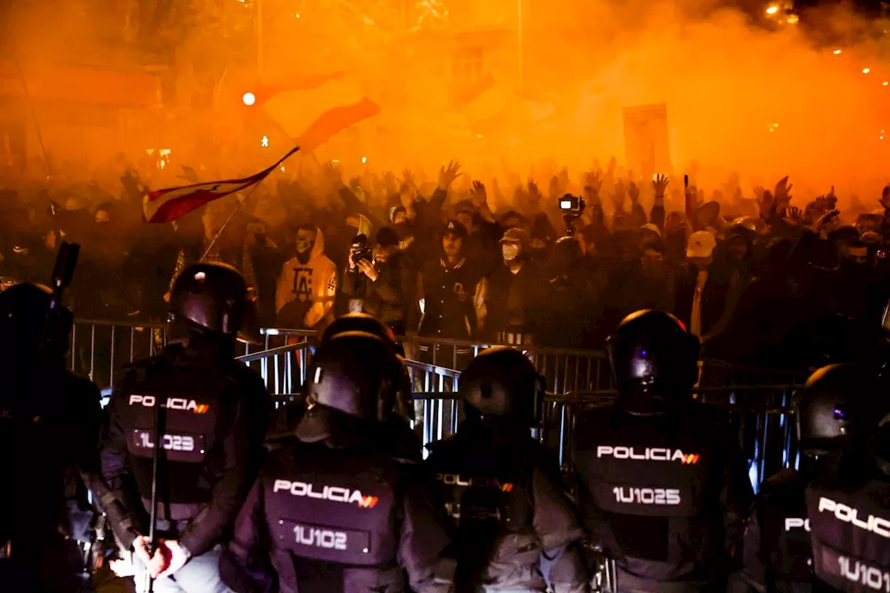 La protesta convocada por grupos ultra ante la sede del PSOE de Madrid vuelve a terminar con tensión y cargas policiales