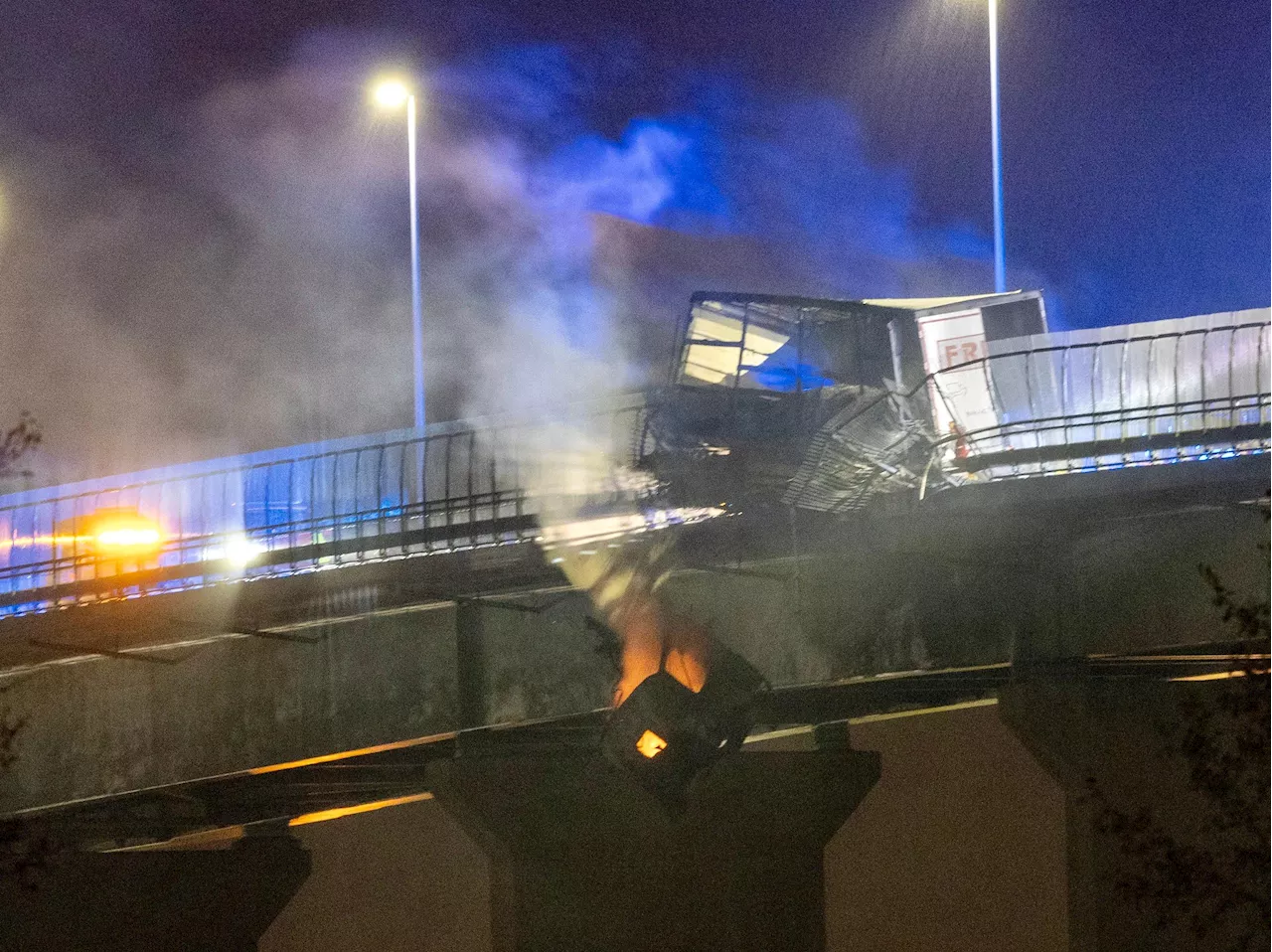 Lastbil har kört in i räcke på Stallbackabron