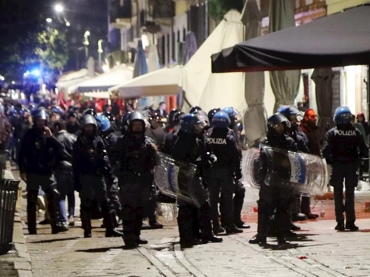 Scontri a Milano, arrestato tifoso del Psg: 'Ha colpito al volto un agente con una spranga'