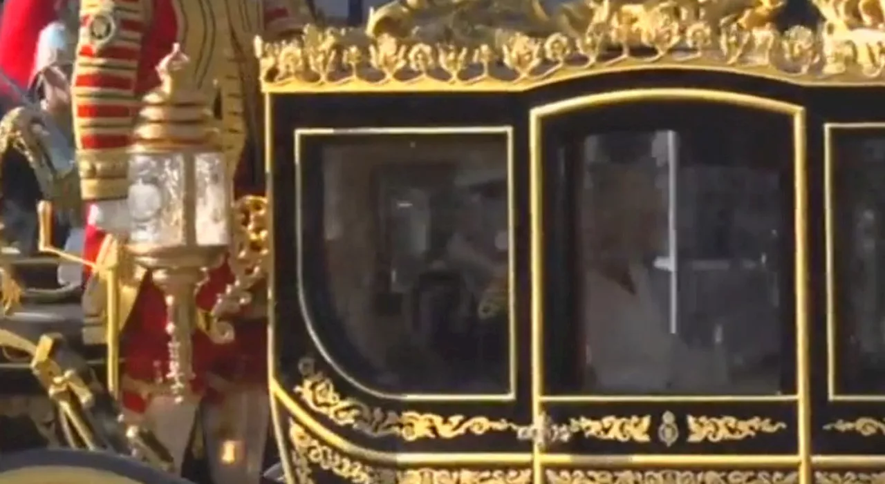 Carlo III in carrozza verso Westminster per il King's Speech