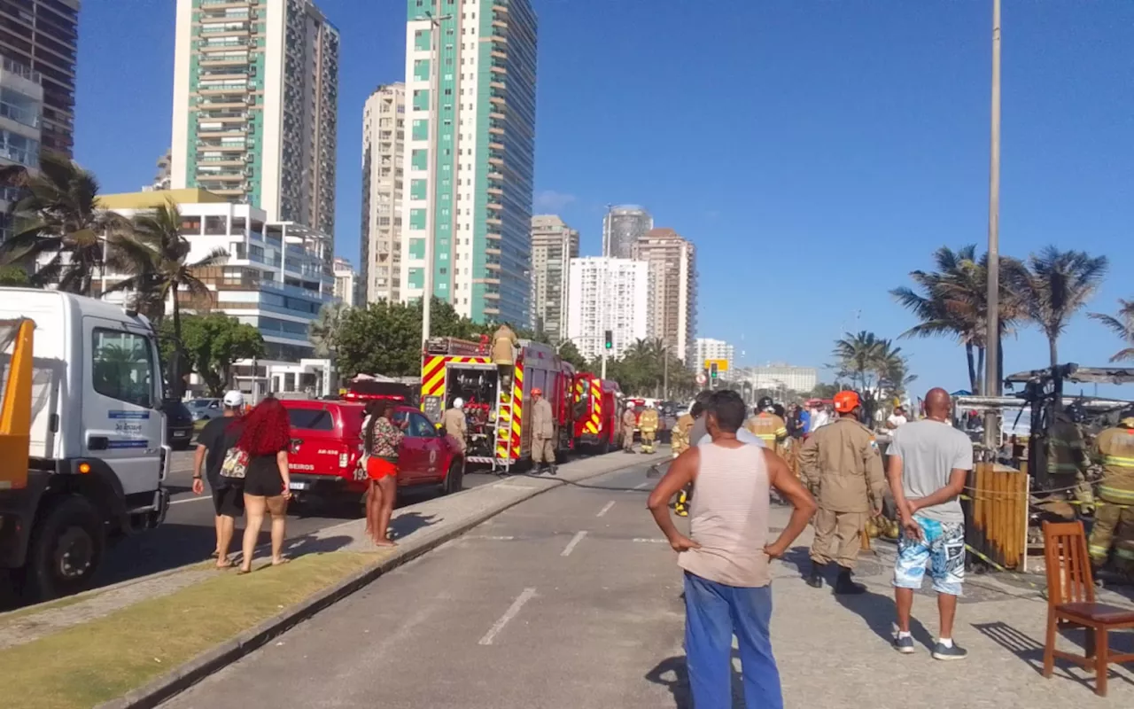 Bombeiros combatem princípio de incêndio em destroços de quiosque que pegou fogo